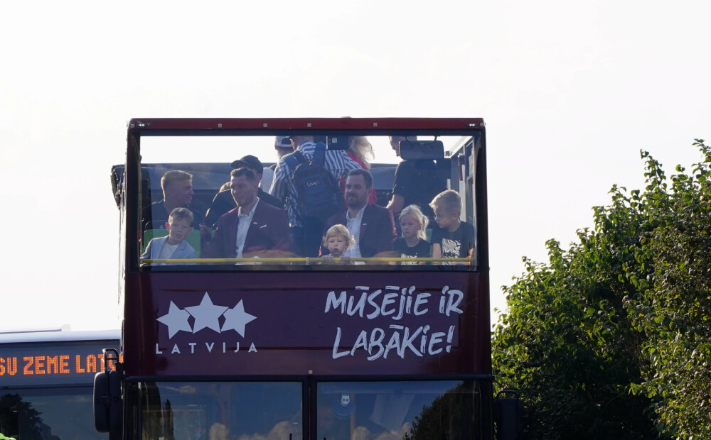 VIDEO: tauta Rīgā sagaida varoņus - Latvijas basketbola izlasi!