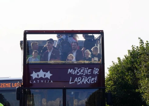 VIDEO: tauta Rīgā sagaida varoņus - Latvijas basketbola izlasi!