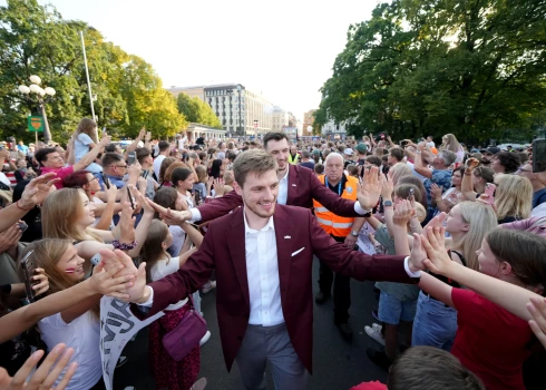ФОТО: тысячи людей встретили сборную Латвии по баскетболу у памятника Свободы