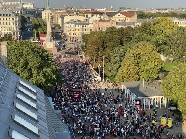 Pie Brīvības pieminekļa sagaida Latvijas vīriešu basketbola izlasi pēc piektās vietas iegūšanas Pasaules kausā basketbolā Manilā.