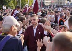 FOTO un VIDEO: tūkstošiem cilvēku Rīgā sagaida mūsu varoņus - Latvijas basketbola izlasi