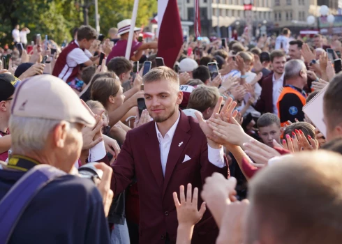 Pie Brīvības pieminekļa sagaida Latvijas vīriešu basketbola izlasi pēc piektās vietas iegūšanas Pasaules kausā basketbolā Manilā.