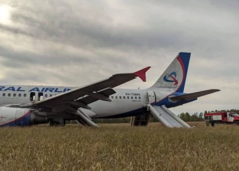 Самолет со 161 пассажиром совершил аварийную посадку в поле
