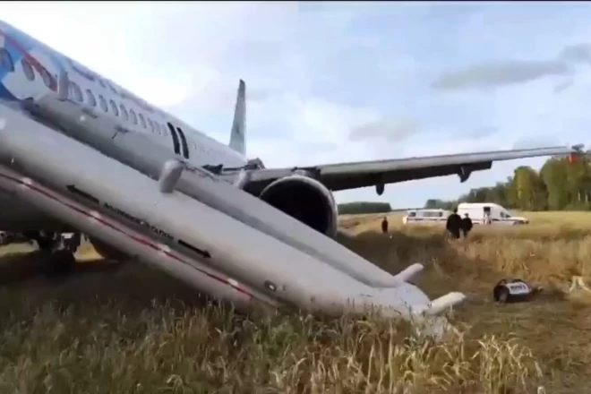 Aviokompānijas "Ural Airlines" lidmašīna "Airbus-A320", kas  bija ceļā no Sočiem uz Omsku, nolaidās laukā Novosibirskas apgabalā.