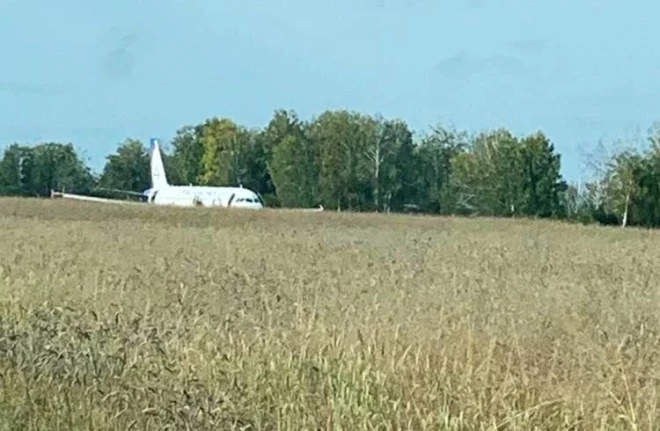 Aviokompānijas "Ural Airlines" lidmašīna "Airbus-A320", kas  bija ceļā no Sočiem uz Omsku, nolaidās laukā Novosibirskas apgabalā.