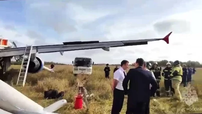 Aviokompānijas "Ural Airlines" lidmašīna "Airbus-A320", kas  bija ceļā no Sočiem uz Omsku, nolaidās laukā Novosibirskas apgabalā.