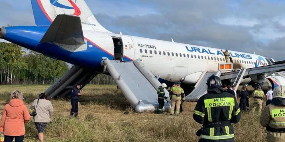 Krievijā pasažieru lidmašīna veic avārijas nolaišanos klajā laukā