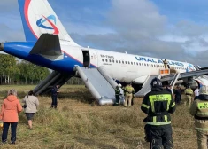 Aviokompānijas "Ural Airlines" lidmašīna "Airbus-A320", kas  bija ceļā no Sočiem uz Omsku, nolaidās laukā Novosibirskas apgabalā.