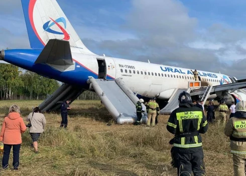 Krievijā pasažieru lidmašīna veic avārijas nolaišanos klajā laukā