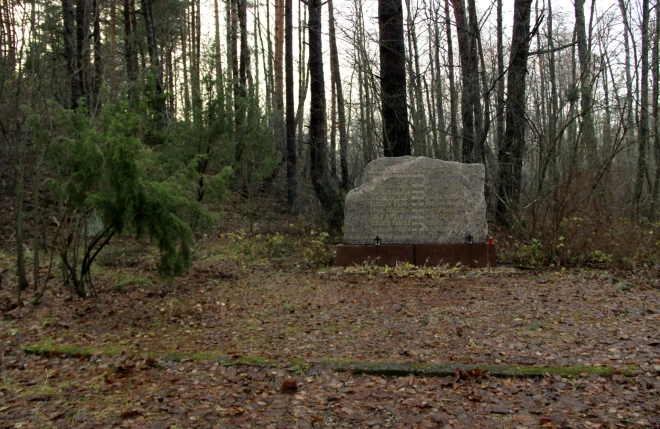 Piemineklis par godu Pārdaugavas revolucionārā pulka "Saules dēli" dalībniekiem, kuri tika nošauti 1906. gada 16. maijā un aprakti Mangaļsalas mežā.