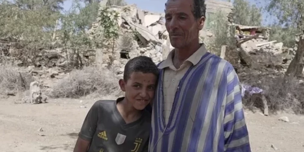 "Varēju izglābt vai nu vecākus, vai dēlu" - Marokas iedzīvotājam zemestrīcē nākas izdarīt baisu izvēli