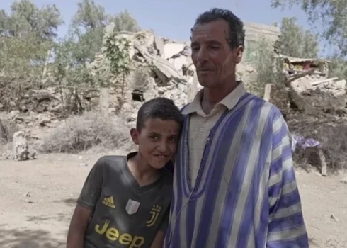 "Varēju izglābt vai nu vecākus, vai dēlu" - Marokas iedzīvotājam zemestrīcē nākas izdarīt baisu izvēli