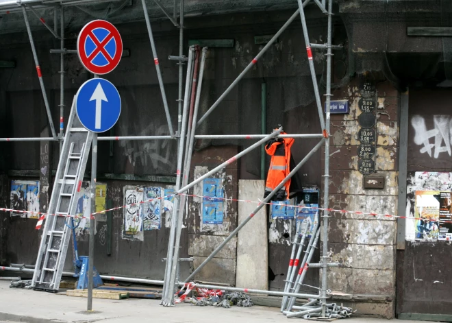 Nokrītot no remontējamas mājas, būvnieks kļūst par invalīdu ar kustību traucējumiem 