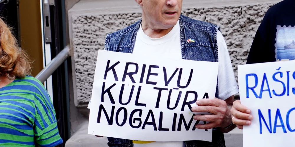 Biedrības "Austošā Saule" rīkotais pikets pret "Maskavas namu" Rīgā .