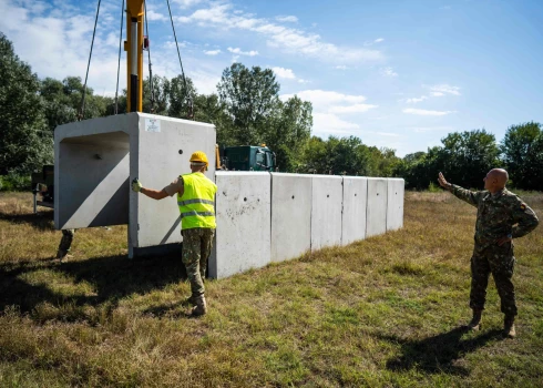 Romanian Army soldiers build a bomb shelter in the village of Plauru, Danube Delta, 300kms east of Bucharest, Romania, on September 12, 2023. Romania's defence ministry announced on September 12, that it has started to set up air-raid shelters for residents in the Plauru area near the Ukraine border after drone fragments were found over the weekend. On September 10, NATO member Romania said it discovered parts of a drone "similar to those used by the Russian army", and summoned the Russian embassy's charge d'affaires. (Photo by MIHAI BARBU / AFP)