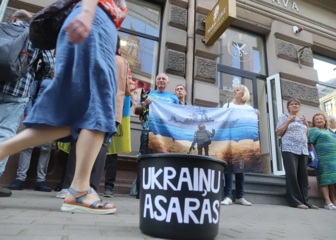 Цель акции протеста — добиться удаления с этого здания символов российского государства и надписей кириллицей.