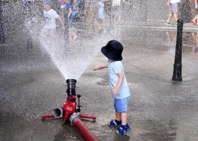 Šodien gaidāmi jauni siltuma rekordi, rīt būs vēsāks, gaidāmi stipri nokrišņi un negaiss