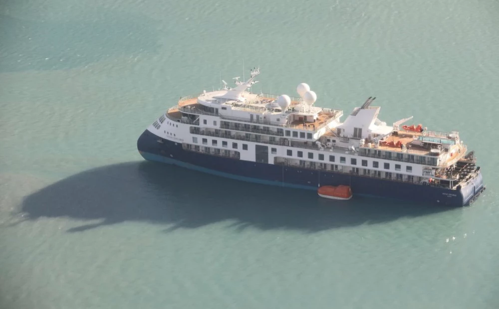 Cruiseskip med 206 personer går på grunn på Grønland
