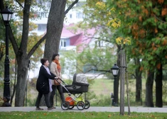 Cilvēki kultūras pils "Ziemeļblāzma" parkā Vecmīlgrāvī.