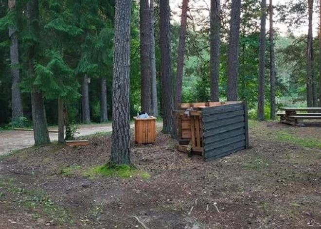 Huligāni pamatīgi papostījuši Niedrāja ezera Lauknkalnes pagastā apkārtni.