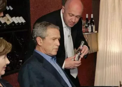 Jevgēņijs Prigožins apkalpo Džordžu Bušu