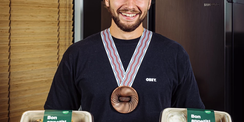 Jauno "fresh.club" ēdienu vērtē izlases hokejists Uvis Balinskis