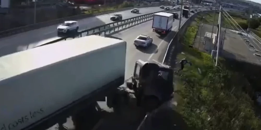 Baisais mirklis, kas varēja beigties traģiski (ekrānuzņēmums no video)