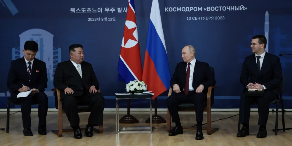 VIDEO: kā krievi satraucās par Kima Čenuna krēslu, un ko diktatori nogaršoja svinīgajās pusdienās?
