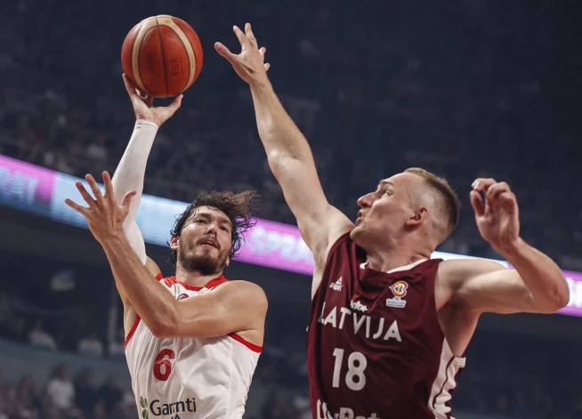 RIGA, LATVIA - AUGUST 25: Cedi Osman (6) of Turkiye in action against Klavs Cavars (18) of Latvia during the FIBA Basketball World Cup 2023 European Qualifiers second round first match between Latvia and Turkiye at the Arena Riga in Riga, Latvia on August 25, 2022. Elif Ozturk Ozgoncu / Anadolu Agency/ABACAPRESS/ddp images