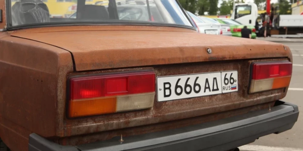 Pēc aizlieguma iebraukt Latvijā ar Krievijā reģistrētiem auto atpakaļ novirzīta viena mašīna