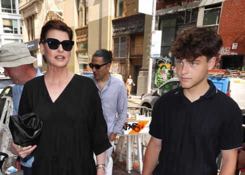 Supermodele Linda Evandželista šā gada 9. septembrī ar dēlu Ogustēnu Džeimsu Ņujorkā.