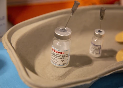 Латвия получила вакцины против нового варианта омикрона; отмечается рост заболеваемости Covid-19