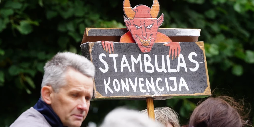 "Izglītības sistēmā nāks vēl citi brīnumi!" - Pie Saeimas aptuveni 30 cilvēki piketē pret Stambulas konvencijas ratificēšanu