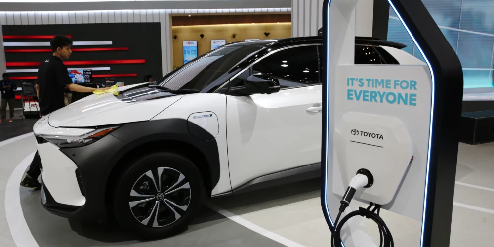 epa10792880 A worker cleans a Japanese-made electric car 'Toyota bZ4X' during the Gaikindo Indonesia International auto show in Tangerang, Indonesia, 10 August 2023. The Association of Indonesian Automotive Industries (GAIKINDO) is optimistic that car sales in 2023 will remain on a positive trend and is targeting motor vehicle sales of around 975 thousand units.  EPA/ADI WEDA