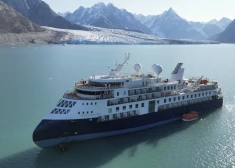 Luksusa kruīza kuģi pie Grenlandes krastiem neizdodas nocelt no sēkļa