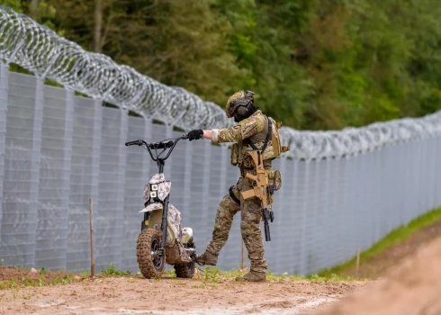 Valsts robežsardzes (VRS) darbinieks patrulē uz Latvijas un Baltkrievijas robežas pie Krivandes.