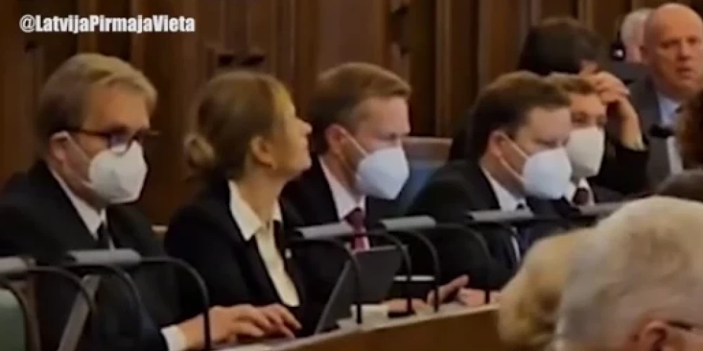 Covid-19 возрождается? В Латвию привезли новые вакцины, а некоторые депутаты пришли на заседание в масках
