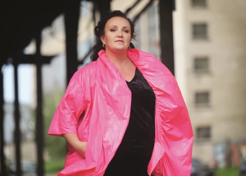 Pamanot viņu uz ielas, noteikti gribēsies pasmaidīt, piestāt, pat atskatīties, jo Ilonas Bageles enerģijas lādiņam līdzīgu grūti atrast.