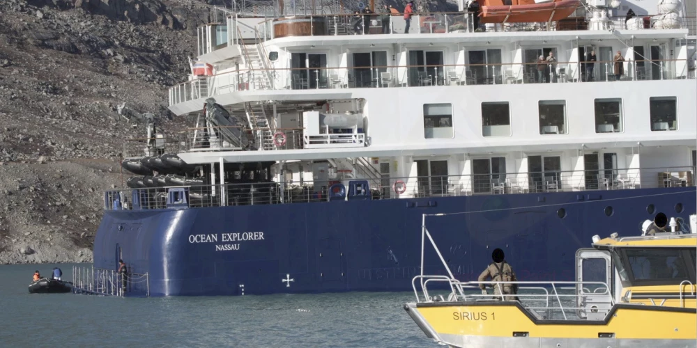 Pie Grenlandes piekrastes beidzot izdevies atbrīvot kruīzu kuģi