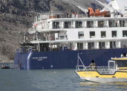 "Ocean Explorer" uz sēkļa Grenlandes piekrastē