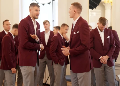 Kristaps Porziņģis (no kreisās) un Anžejs Pasečņiks tikšanās laikā ar Valsts prezidentu Rīgas pilī. Vai tiešām mājās atstātais uzvalks bija iemesls, kāpēc Latvijas basketbola līdzjutēji nevarēja sveikt Porziņģi.