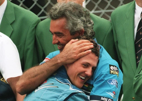 Šajā 1994. gada 15. maija foto “Benetton” komandas menedžeris Flavio Briatore pēc uzvaras Pirmās formulas Monako “Grand Prix” izcīņā apskauj vācu braucēju Mihaēlu Šūmaheru.