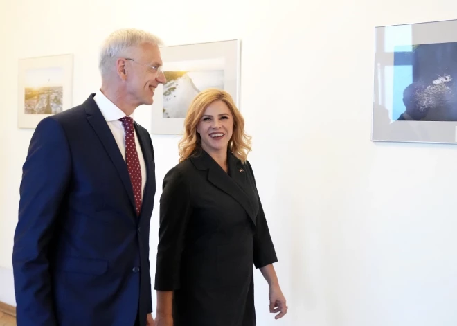 Piektdien, 15. septembrī, līdzšinējais Ministru prezidents Krišjānis Kariņš svinīgā pasākumā Ministru kabinetā piestiprināja Ministru prezidenta karoga kātā īpašu sudraba naglu, uz kuras atveidots K. Kariņa paraksts, divu pēc kārtas vadīto valdību laiks un Latvijas karogs.