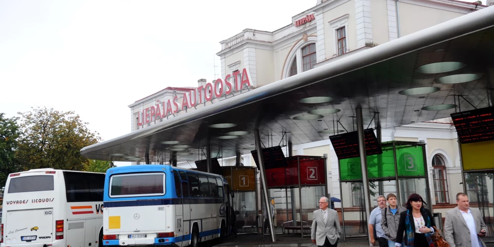 "Liepājas autobusu parks" turpina saniknot pasažierus — šoreiz atcelti 17 Liepājas reisi