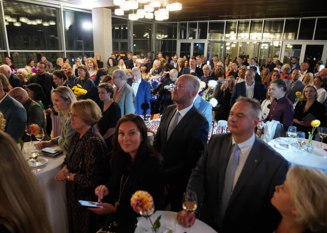 Dažādas pašmāju slavenības iradušās baudīt Džona Malkoviča iestudējuma "Leopoldštate" pirmizrādi Dailes teātrī (foto: Mārtiņš Ziders)