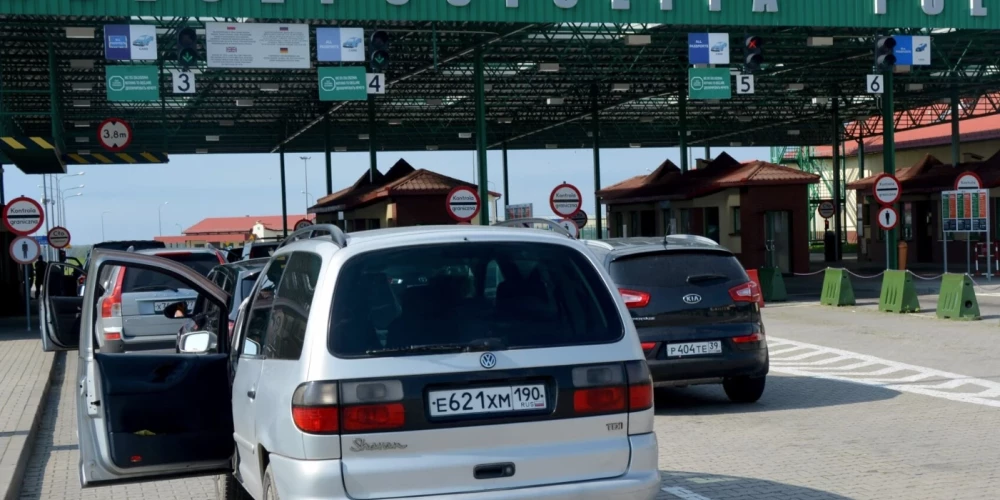 Pētera I "logs uz Eiropu" veras ciet — arī Polija aizliedz iebraukt automašīnām ar Krievijas numurzīmēm