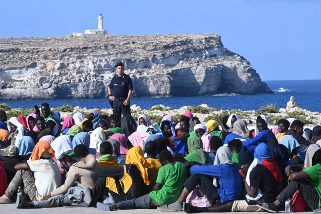 Migranti Lampedūzas krastā gaida transportu pārvešanai uz citu vietu