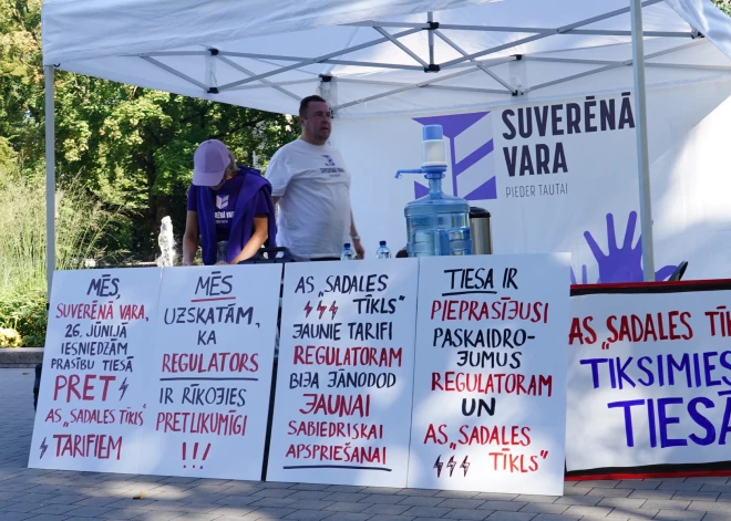 Politiskās partijas "Suverēnā vara" šodien rīkotajā piketā pret AS "Sadales tīkls" tarifu pulcējušies aptuveni desmit cilvēki.