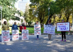 FOTO: šodien rīkotajā piketā pret "Sadales tīkla" tarifu pulcējušies aptuveni desmit cilvēki
