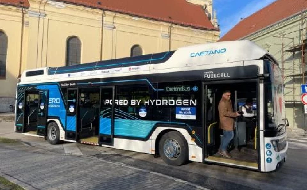 Ar ūdeņradi darbināmais autobuss dosies tūrē pa Latviju